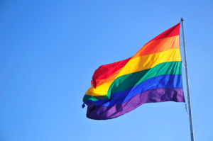O que representa cada cor da bandeira LGBTQIAPN+?