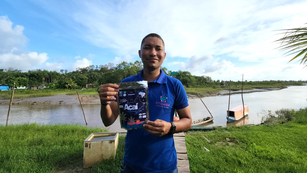 Pacote de açaí em pó, mostrado por Amiraldo PIcanço, presidente da Amazonbai — Foto: Rafael Aleixo/g1