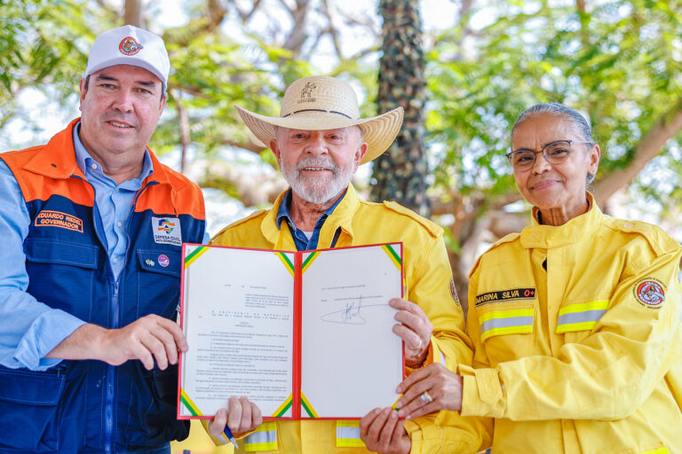 Após sobrevoar incêndios no Pantanal, Lula sanciona lei que disciplina uso do fogo