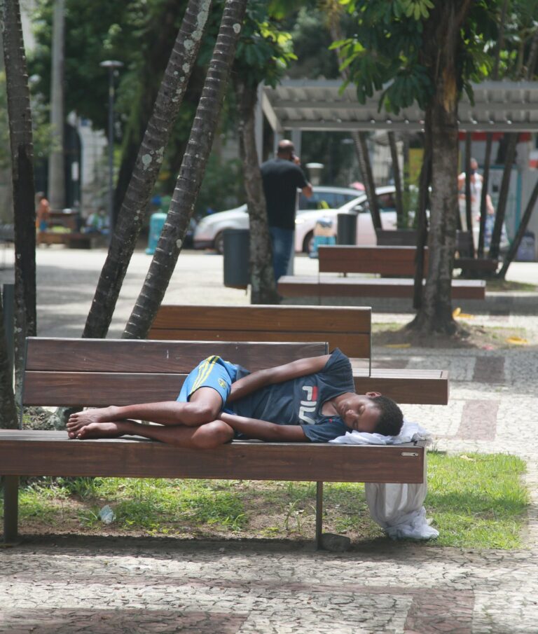 Como a arquitetura hostil é financiada pela iniciativa privada