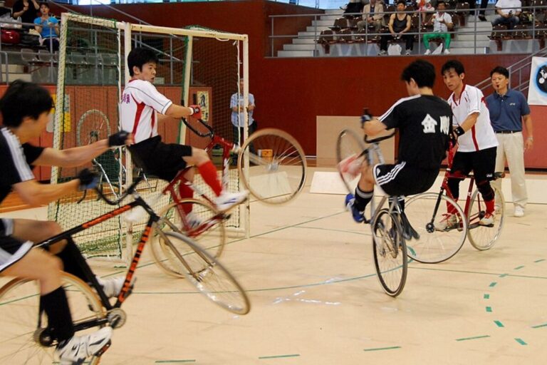 Cycle ball: o incrível (e bizarro) futebol em duas rodas!
