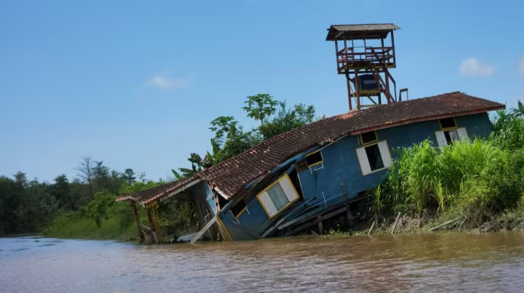 Fenômeno das ‘Terras caídas’: erosão avança e ribeirinhos abandonam casas no litoral do Amapá