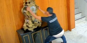 Moraes mantém prisão de réu que quebrou relógio histórico no Planalto