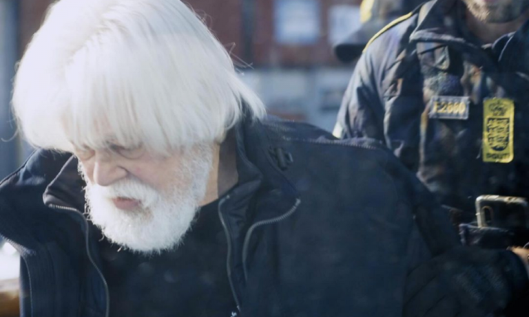 Paul Watson, fundador do Greenpeace e protetor de baleias, é preso na Groenlândia