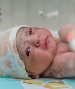 Abstinência neonatal: a crise de bebês nascendo com vício em drogas