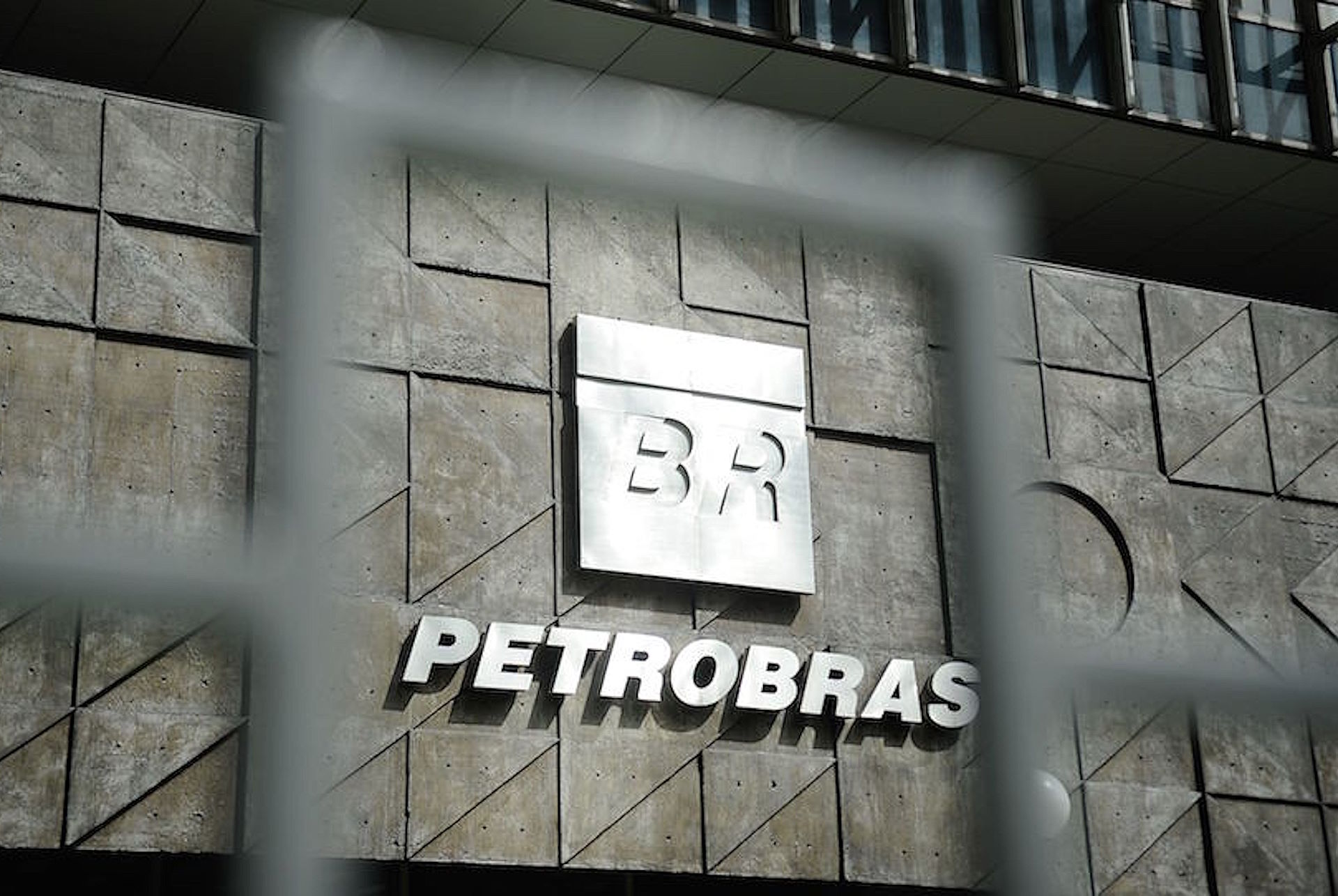 Governo do RJ concede licença à Petrobras, ignorando descumprimento de condicionantes no Gaslub