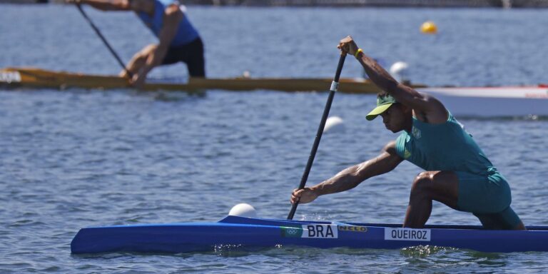 Isaquias Queiroz avança direto à semifinal da canoa individual