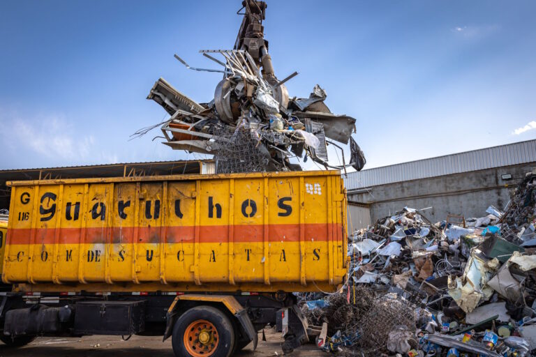 Por que o Brasil recicla somente um quarto de sucata ferrosa e a cadeia opera na ociosidade?