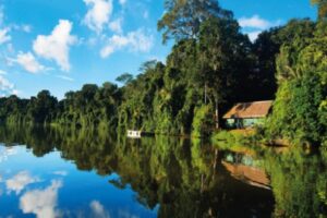 Estudo sobre resiliência climática em serviços de saúde na Amazônia peruana ganha destaque em revista científica