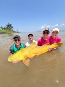 Goianos se surpreendem com tamanho de peixe fisgado no AM