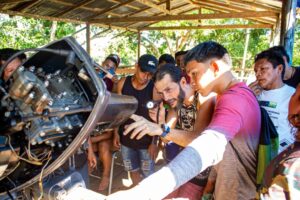 Oficina capacita indígenas para manutenção de motores de popa no AM 