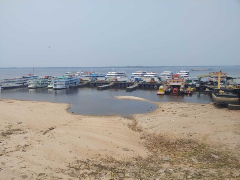 Rio Negro atinge níveis abaixo das mínimas para o período