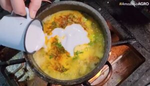 Como preparar moqueca acreana com pirarucu e banana da terra