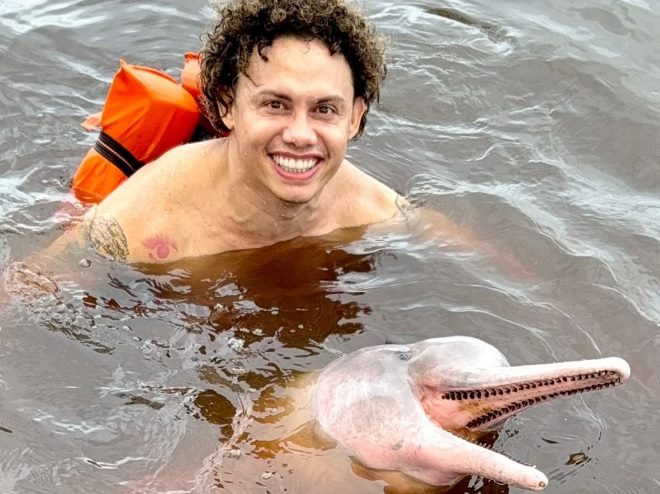 Silvero Pereira, estrela do filme 'Maníaco do Parque', visita pontos turísticos famosos no Amazonas