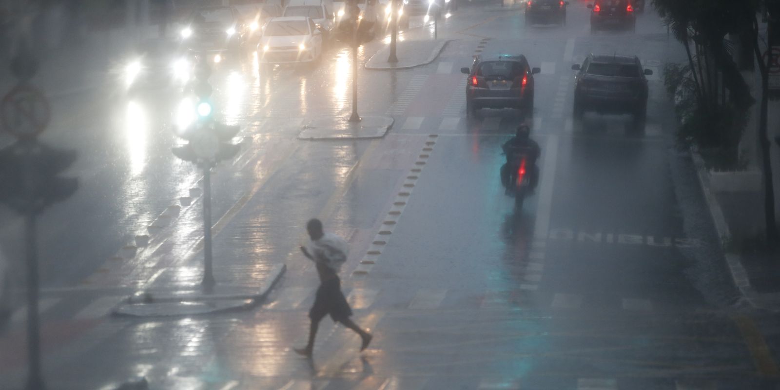 Após chuvas, São Paulo registra enchentes e voos cancelados