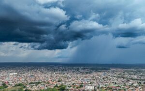 Formação de novas partículas acima do topo das árvores contribui com chuvas na Amazônia