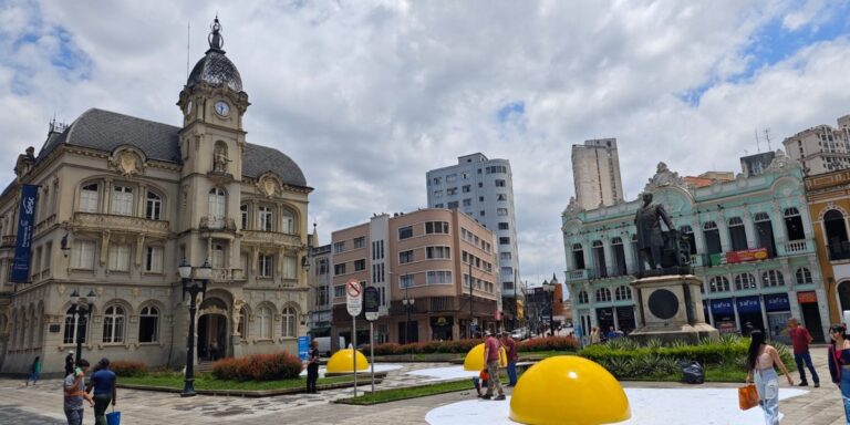 Por que Curitiba está com ovos fritos gigantes espalhados pela cidade?