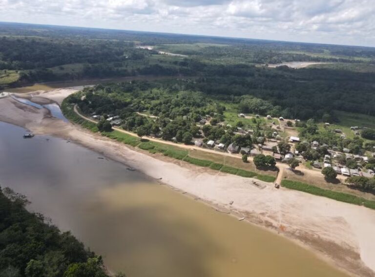 Sem o básico, cidade isolada no Acre sofre com falta de insumos por causa de seca em rio