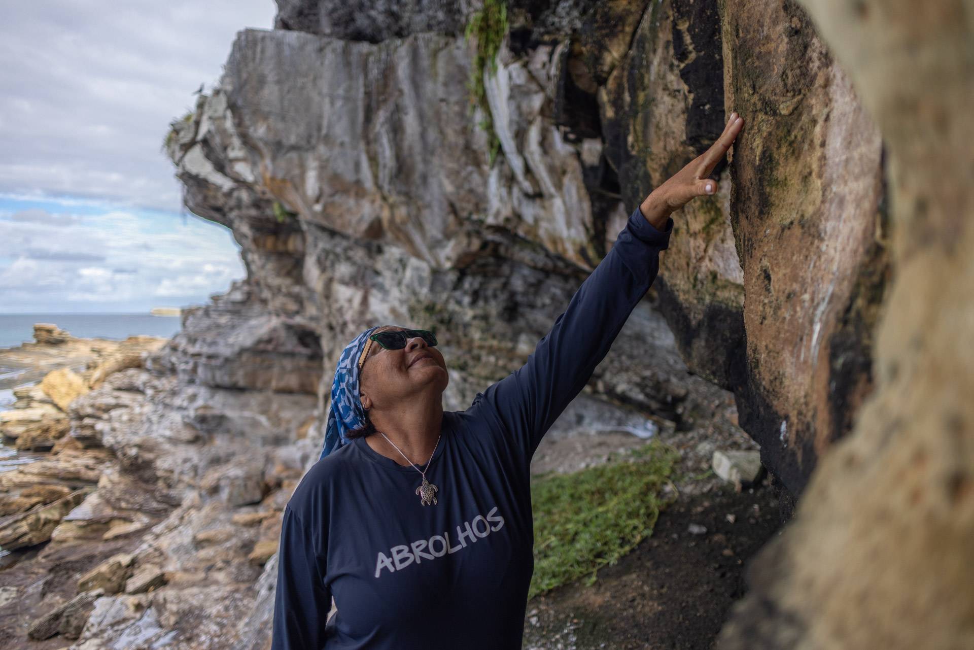 Um caso de amor entre Abrolhos e Berna Barbosa, guarda-parque reconhecida pelo mundo