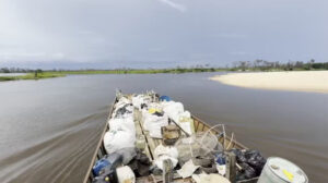 Com projeto de reflorestamento, voluntários retiram toneladas de lixo do rio Guaporé