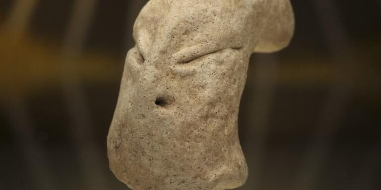 Misteriosa cabeça de argila de "homem cobra" revela segredos antigos