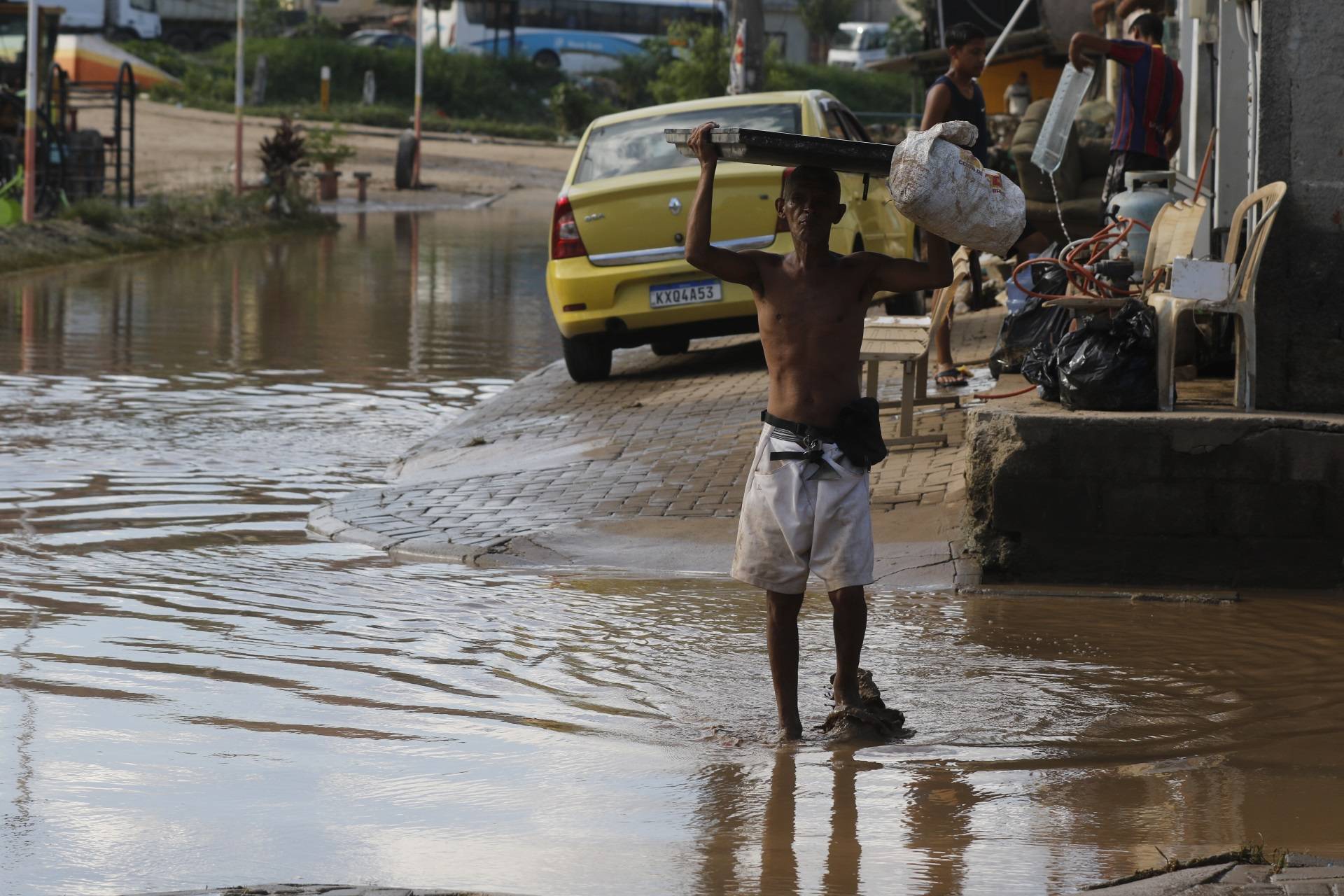 O futebol, a mudança climática e o riso entram num bar