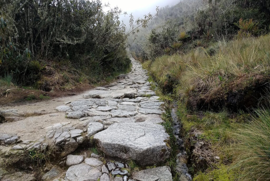 Trilha que percorre os antigos caminhos dos Incas une história, conservação e arqueologia