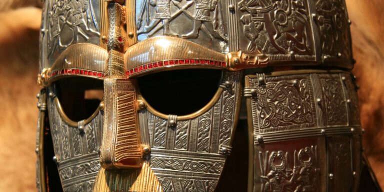 Capacete de Sutton Hoo: um tesouro anglo-saxão