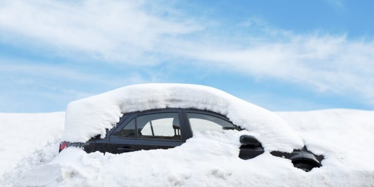 Homem enterrado na neve dentro do seu carro sobrevive por 60 dias