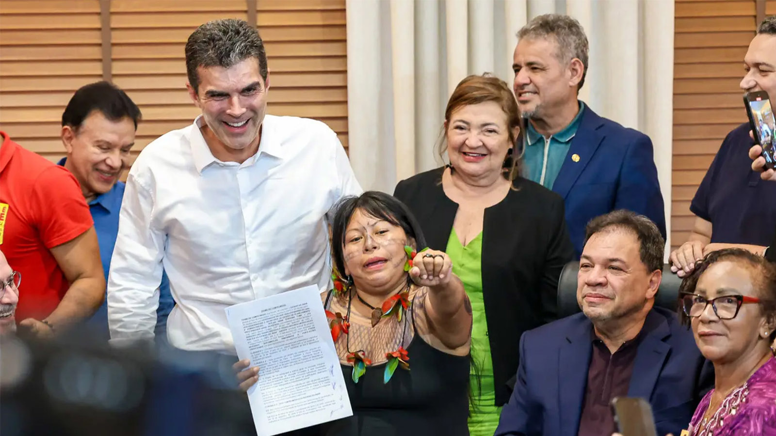 Helder recua e assina termo para revogar lei da educação no Pará