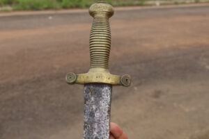 Amigos encontram espada francesa do século 19 no Amapá