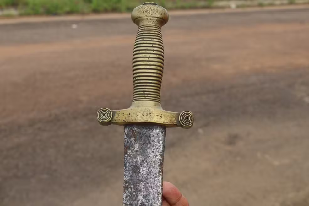 Amigos encontram espada francesa do século 19 no Amapá