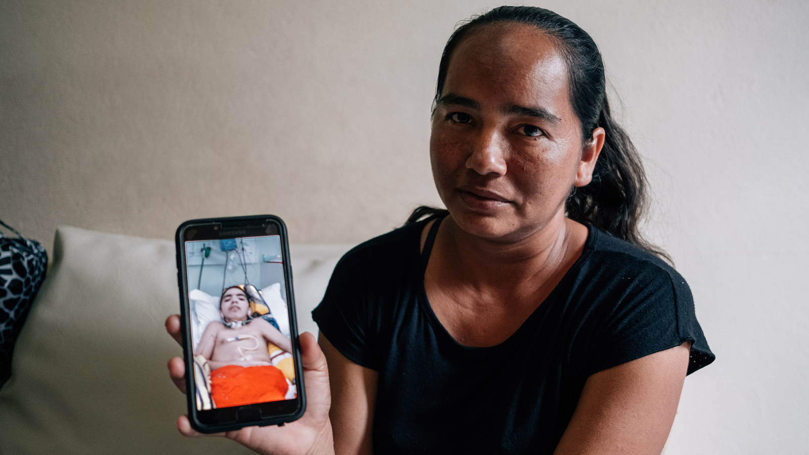 Após 7 anos de luta, mãe se despede de filho que sobreviveu à raiva