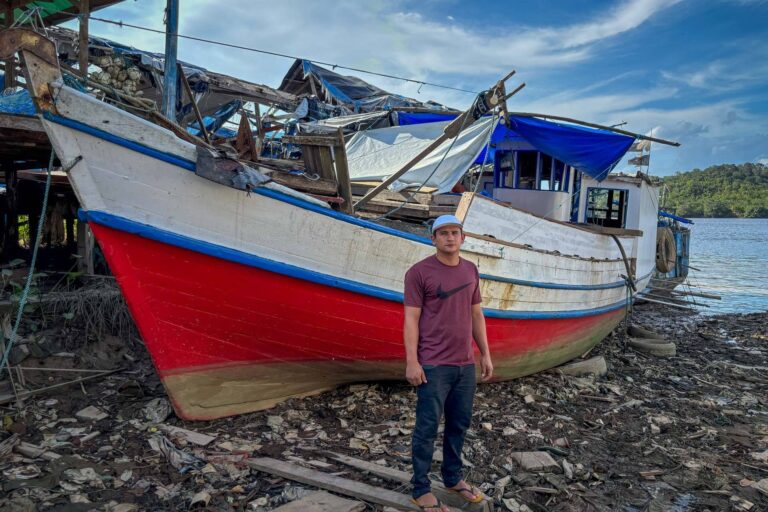 Em frente ao barco que naufragou, o pescador Francisco Neto lembra do trauma. Créditos: Davi Marworno