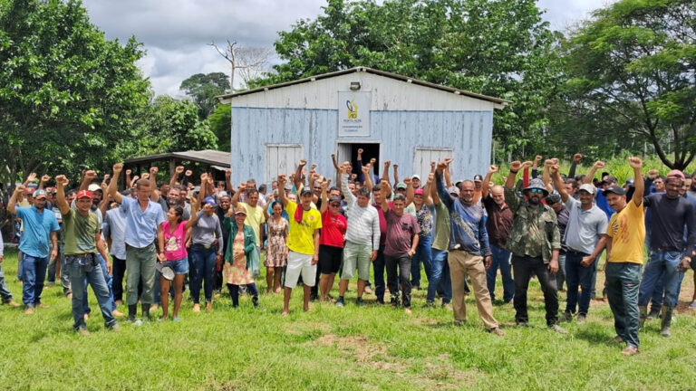 Famílias da ocupação Marielle Franco, em Lábrea (Foto: Comunidade Marielle Franco).