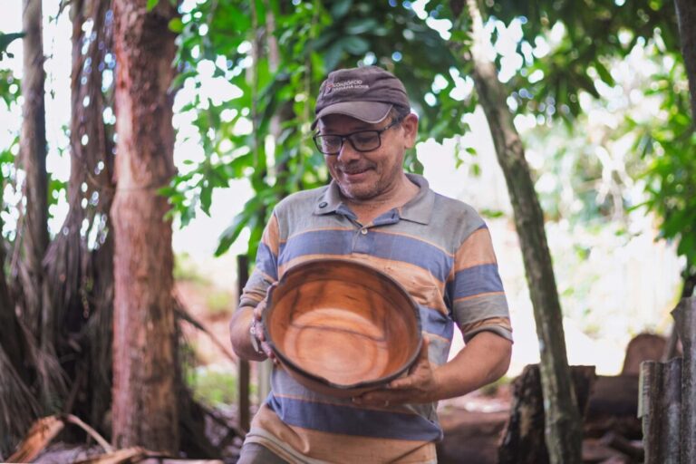 Madeira de manejo se transforma em peças utilitárias e decorativas pelas mãos de artesão acreano