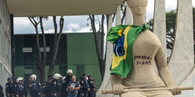 Mulher que pichou estátua do STF deixa prisão