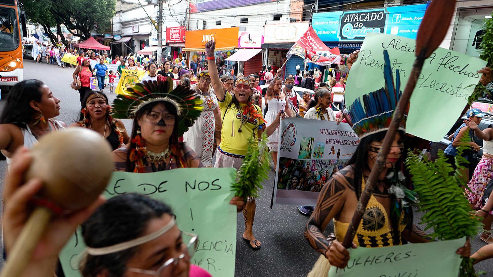 Mulheres nas ruas na luta contra a violência no 8 de março