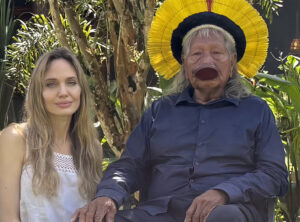 Cacique Raoni recebe a atriz Angelina Jolie em terra indígena no Xingu, em Mato Grosso