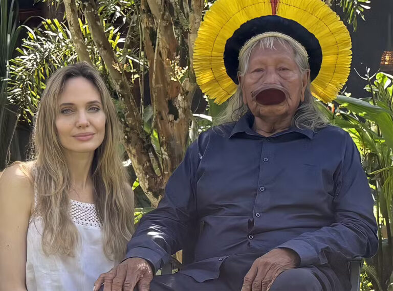 Cacique Raoni recebe a atriz Angelina Jolie em terra indígena no Xingu, em Mato Grosso