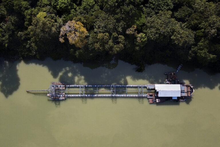 Com falhas na regulação, garimpo de ouro legalizado cresce na Amazônia
