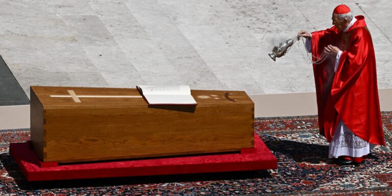 Corpo de papa Francisco é sepultado na Basílica de Santa Maria Maior