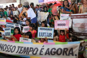 Crianças indígenas entregam manifesto pelo meio ambiente