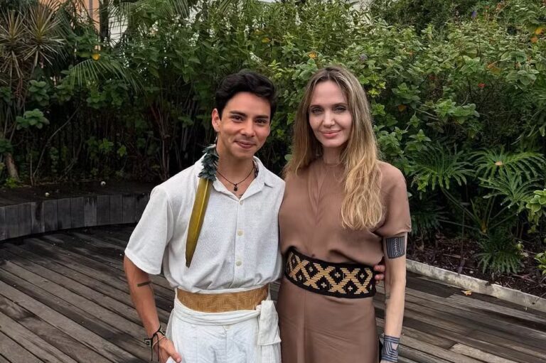 Estilista amazonense apresenta seu trabalho à atriz Angelina Jolie durante visita ao Brasil