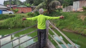 Idoso constrói casa com formato de barco no Acre: homenagem