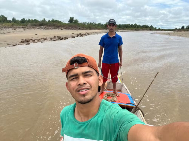 Pai e filho "fogem" de pororoca no Amapá e compartilham aventura; vídeo
