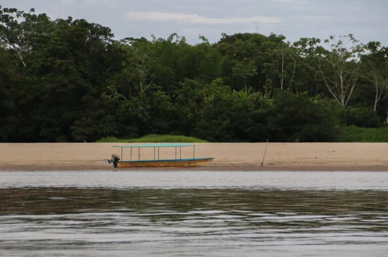 Indígenas da Amazônia colombiana denunciam poluição por petróleo e ameaças de guerrilhas