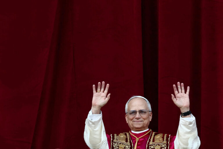 Recém-eleito Papa Leão XIV, o Cardeal Robert Prevost, dos Estados Unidos, aparece na sacada da Basílica de São Pedro, no Vaticano, em 8 de maio de 2025. Foto: Yara Nardi / Reuters / Folhapress