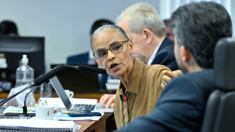 Ministra é atacada, Lula se omite