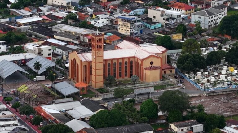 Você sabe como a Catedral de Nossa Senhora do Carmo influenciou o Festival de Parintins?
